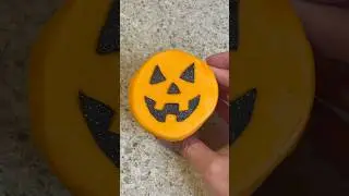 Jack o&rsquo;lantern cupcake 🎃 #cupcake #baking #halloween