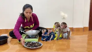 Chichi,Linda,Ronaldo & Selena Sit In Line On Floor Curious Wait Mom Fried Crabs Recipes