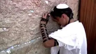 בר חוגג בר מצווה בכותל -קליפ