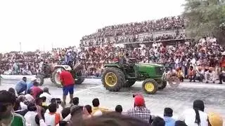 Tractor  tochan padampur me 500 admi shed se girre