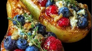 Peras con frutos rojos y queso azul al horno. Postre para acción de gracias y navidad.