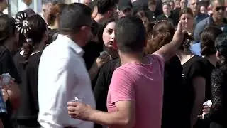 حالة انهيار تصيب فتاة أثناء مراسيم دفن ذويها الذين لقوا مصرعهم في حريق قاعة الهيثم بقضاء الحمدانية