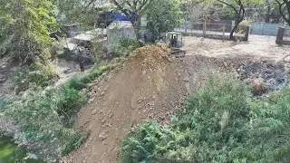 Excellence Engineering Groundbreaking Tasks Work Power Bulldozer SHANTUI SD13 Dynamic Clearing Dirt