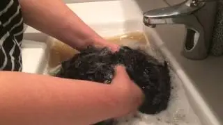 Tvättar ull! Washing wool!