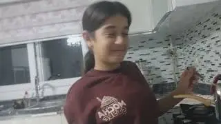 Berfin kahve yapıyor.