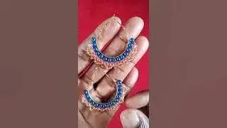 Apprends à créer des boucles d’oreilles en perles chic en quelques minutes.