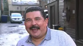 Guillermo stops by the Wiener's Circle in Chicago
