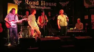 Stanley Dee performing 'Do It Again' at the Road House in Birmingham on Friday 11th August 2017