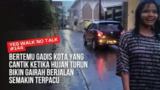 RAIN FALLS WHEN WALKING MAYA ON DINGING ARIRAYA STREET THE SAHDU ATMOSPHERE IS SUITABLE FOR SLEEPING