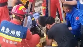 Auxiliary police officer hangs upside down to rescue old man trapped in well