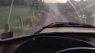 Fazendo o cascalhamento da estrada e terra planagem