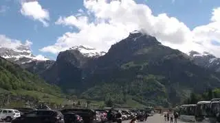 Al pie de Monte Titlis, monta&ntilde;as hermosas e impresionantes, y parapentes a lo lejos.