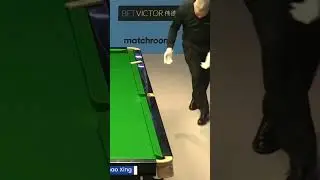 SNOOKER REF ROB SPENCER DROPS COIN UNDER TABLE ON RESPOTTED BLACK COIN TOSS #shorts #snooker