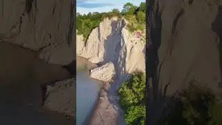 Toronto&rsquo;s Beach Paradise in Just 30 Minutes: Explore Scarborough Bluffs #ontario #canada #bluff