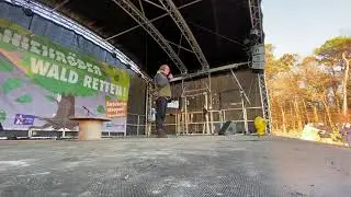 Tobias Funk mit 'Danke Danni!' redet beim Protest-Camp am Dannenr&ouml;der Wald 29.11.20 #dannibleibt