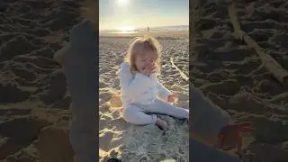 Camille mange &laquo;&nbsp;encore&nbsp;&raquo; le sable!
