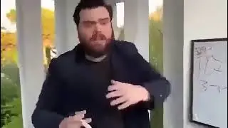 Homem explicando no quadro branco meme