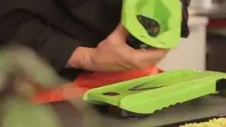 correct gebruik van de beschermkap met de B&ouml;rner groentesnijder mandoline