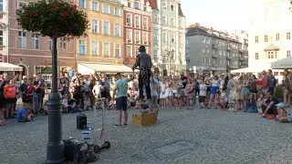 BuskerBus 2017: Matthias Goed (circus street show)