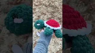 crocheting a holiday turtle 🧶🐢🎅!! #crochet #crochetturtle #crochetholiday #crochetgifts #cute