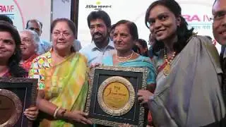 Bhaskar Women of the Year Award 2017  to Dr Vidushi by Honorable C.M. Smt. Vasundhara Raje Scindia