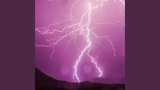 Tiefer Donner und Dauerregen
