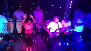 ivana y la aut&eacute;ntica-k =Enganchaditos en vivo!
