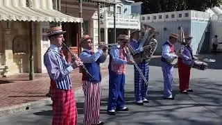 The straw hatters on Main Street - Aladdin Prince Ali jazz performance