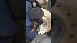 🔧 Non-marking solid tire installation in progress
