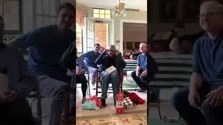 Они удивили своего дедушку очками для дальтоников 👏❤️
