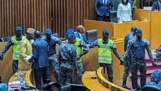 Les d&eacute;put&eacute;s de yewwi Askan wi expuls&eacute; de la sall