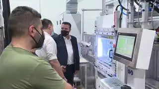 Инсерти од посетата на премиерот Зоран Заев на компанијата „Кемет Електроникс“