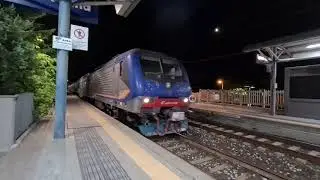 I due treni regionali si incrociano alla stazione di Igea Marina
