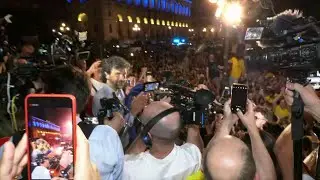 Verona, festa in centro città: il neo sindaco Tommasi arriva a piedi in comune