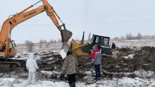 Вытягивания бульдозера Shantui Sd23 858 из болотистой глины