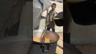 Hot meal distribution in North G4za 