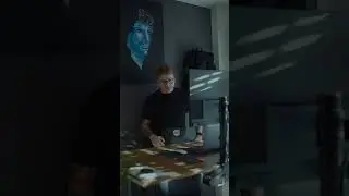 Setup para edi&ccedil;&atilde;o de v&iacute;deo  com a mesa com regulagem de altura Slikdesk Selectia