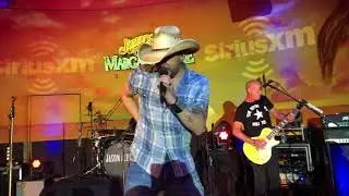Jason Aldean She&rsquo;s Country