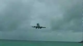 (HD) McDonnell Douglas MD-11 landing on St. Maarten