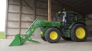 Ładowacze John Deere serii R - automatyczna blokada wspornika