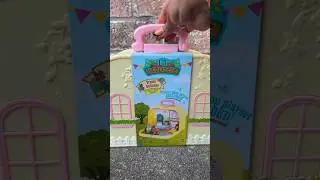 Let&rsquo;s open the pastry shop travel case from lil Woodzeez! #lilwoodzeez #pastryshop #travel