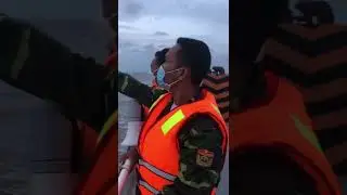 T&agrave;u HD21 phối hợp bộ đội Bi&ecirc;n Ph&ograve;ng Tr&agrave; Vinh cứu nạn th&agrave;nh c&ocirc;ng hai ngư d&acirc;n gặp nạn tr&ecirc;n biển