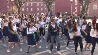 El colegio Franciscanas de Montpellier, de Trapagaran, ha sacado hoy el euskera a la plaza