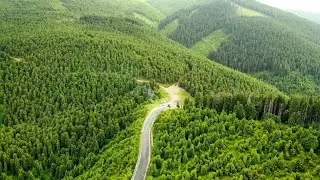 Plimbare cu drona pe munte (super view)