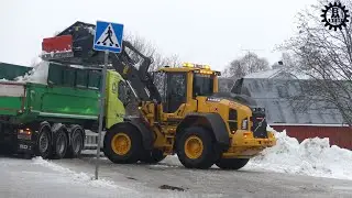 Volvo L60H with Flipperbucket clearing snow in crossroads winter 2025