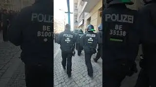 Polizei pr&uuml;gelt auf Antifa im vorbeigehen ein! #Polizei #Politik #Demo #Berlin #Friedrichshain