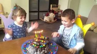 Pim met taart en kaarsen