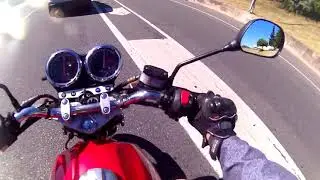 Saliendo a autopista en la Suzuki En 125