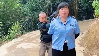 嚣张人贩子偷袭保安绑架，却被狠狠暴揍一顿！谁料他还有同伙趁机迷晕绑架，还好保安队长及时发现，一脚爆踹解救同事！#正能量短剧 #funny #搞笑 #drama #comedy