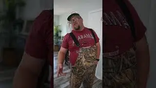 Южный дедушка готовится к студенческому футболу